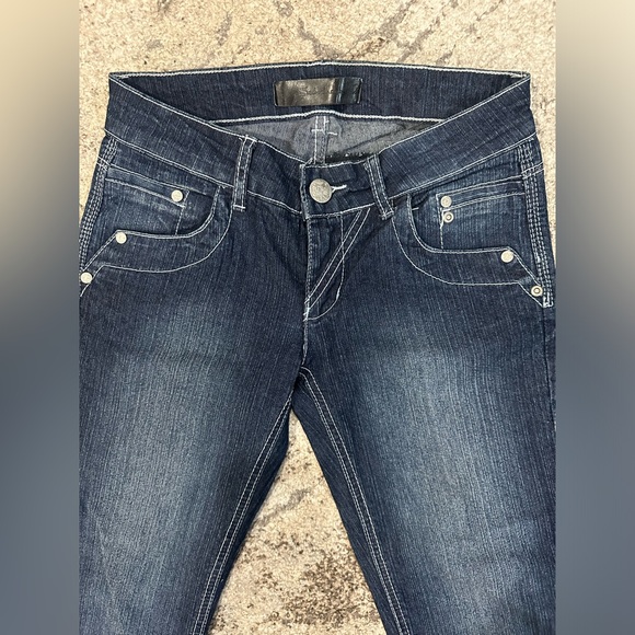 Seductions Jean Capri Pants - Picture 2 of 6